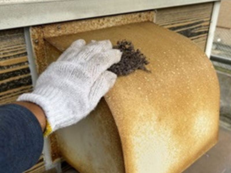 大網白里市D様邸　下塗り前の換気フード・庇・シャッター・雨樋のケレン作業を行いました