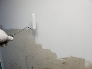 ベランダ床を白く防水塗装している途中