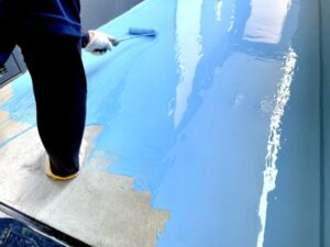 ベランダ床を白く防水塗装している途中