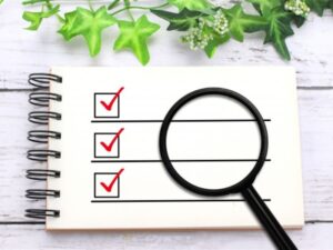 チェックリストと虫眼鏡
