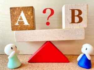 AとBで悩んでる2つの人形