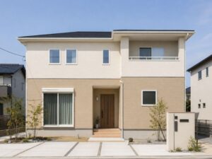 ベージュ系ツートンカラーで仕上げた温かみのある外観