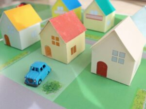 カラフルな屋根が並ぶ住宅街のミニチュアモデル