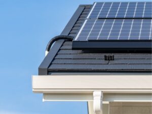 スレート屋根に設置された太陽光パネルと雨樋