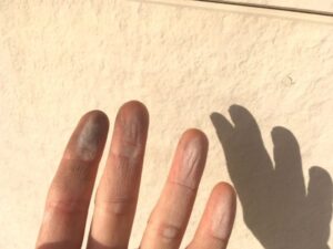 外壁を触ると指に付着するチョーキング現象の確認