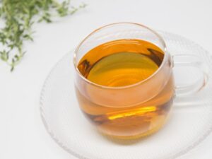 ガラスのティーカップに入ったハーブティー