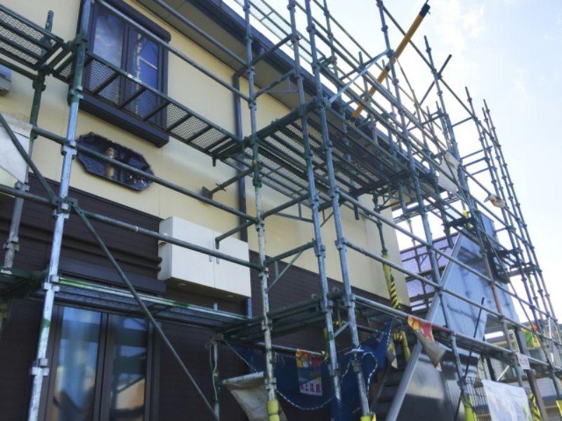 外壁塗装・屋根塗装の足場費用はなぜかかる?必要な理由と確認ポイント