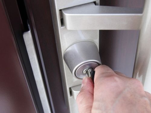 外壁塗装中は留守でも大丈夫？在宅が必要な場面と事前確認のポイント